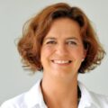 Portrait von Frau Dr. Leonhard. Eine Frau mit rötlich braunen Haaren.